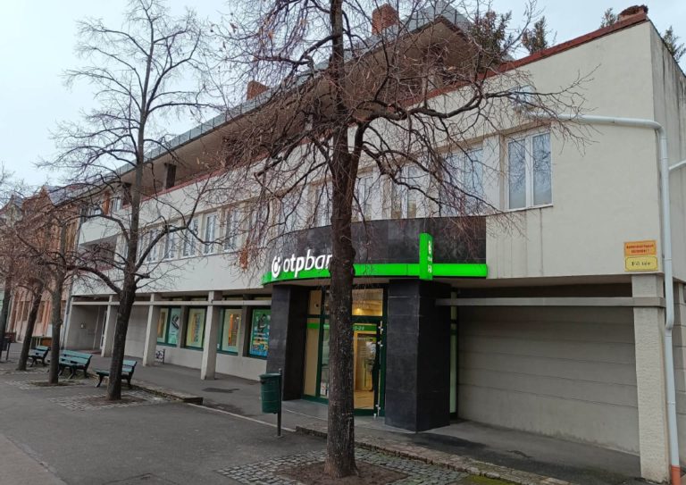 Gyöngyös OTP felújítás előtt fotó