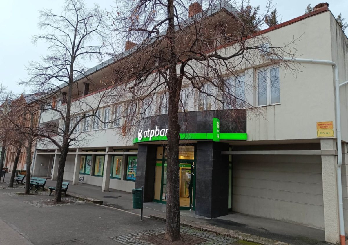 Gyöngyös OTP felújítás előtt fotó